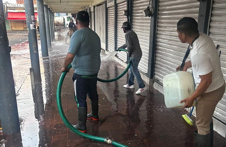 ARRANCÓ JORNADA DE LIMPIEZA Y FUMIGACIÓN EN MERCADOS MUNICIPALES